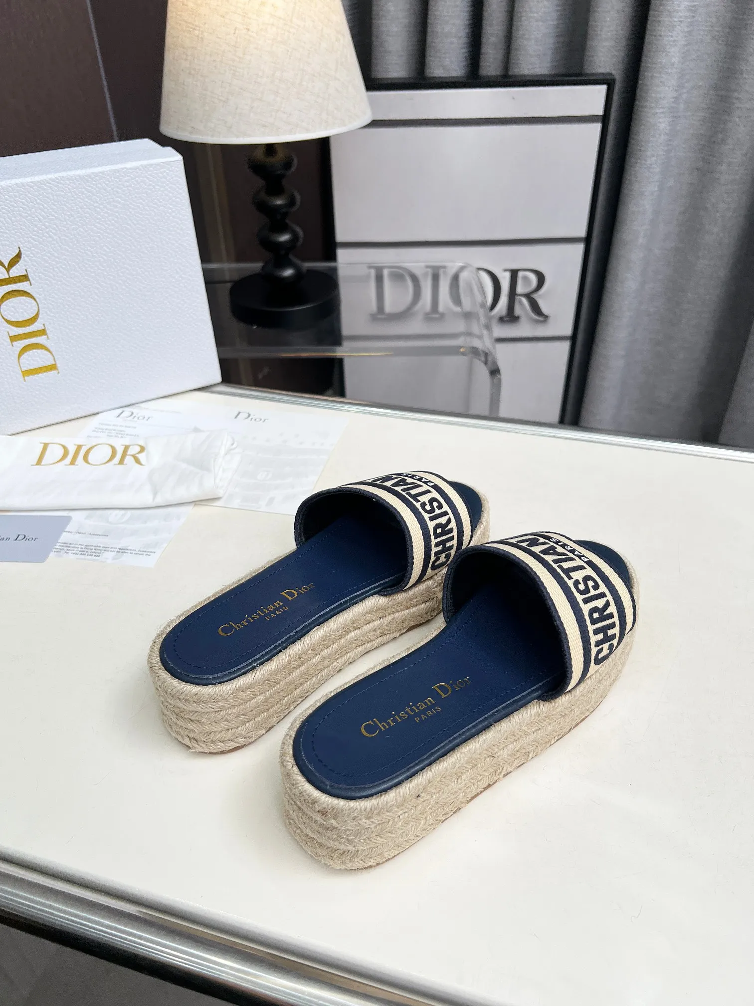 💕💕Factory direct selling price p420💕💕 Dior Dior spring and summer new IVIETA DWAY jelly color flat-bottomed one-slip women's shoes with color matching CD letter logo three-dimensional embroidery thick-soled round toe open-toe slippers. The original version is developed to be the top version on the market. It feels soft and delicate on the feet and is extremely comfortable. Material: Upper imported raffia electric embroidery high-temperature water-soluble cotton technical fabric + water-dyed cowhide foot lining + original consistent combination outsole Outsole: original outsole Size: 35-42 (40.41.42 custom-made, non-refundable and non-exchangeable)